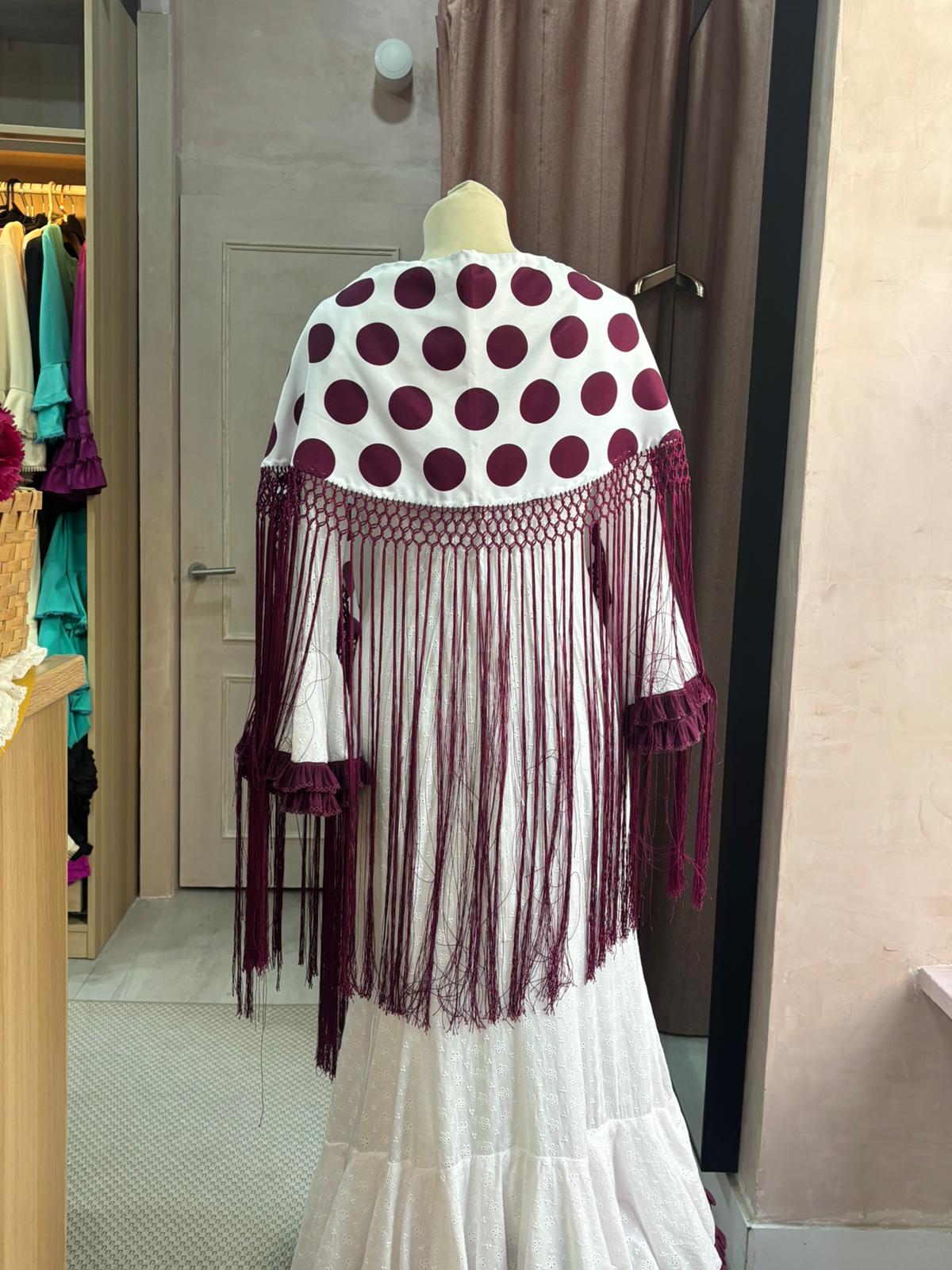 Mantoncillo de flamenca blanco con lunares burdeos | Valvanuz Madrid