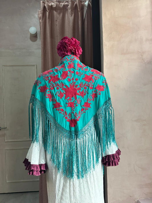 Mantoncillo flamenca turquesa bordado fucsia | Valvanuz Madrid