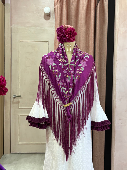 Mantoncillo morado bordado en algodón