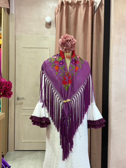 Mantoncillo buganvilla con flores rojas bordado en algodón.