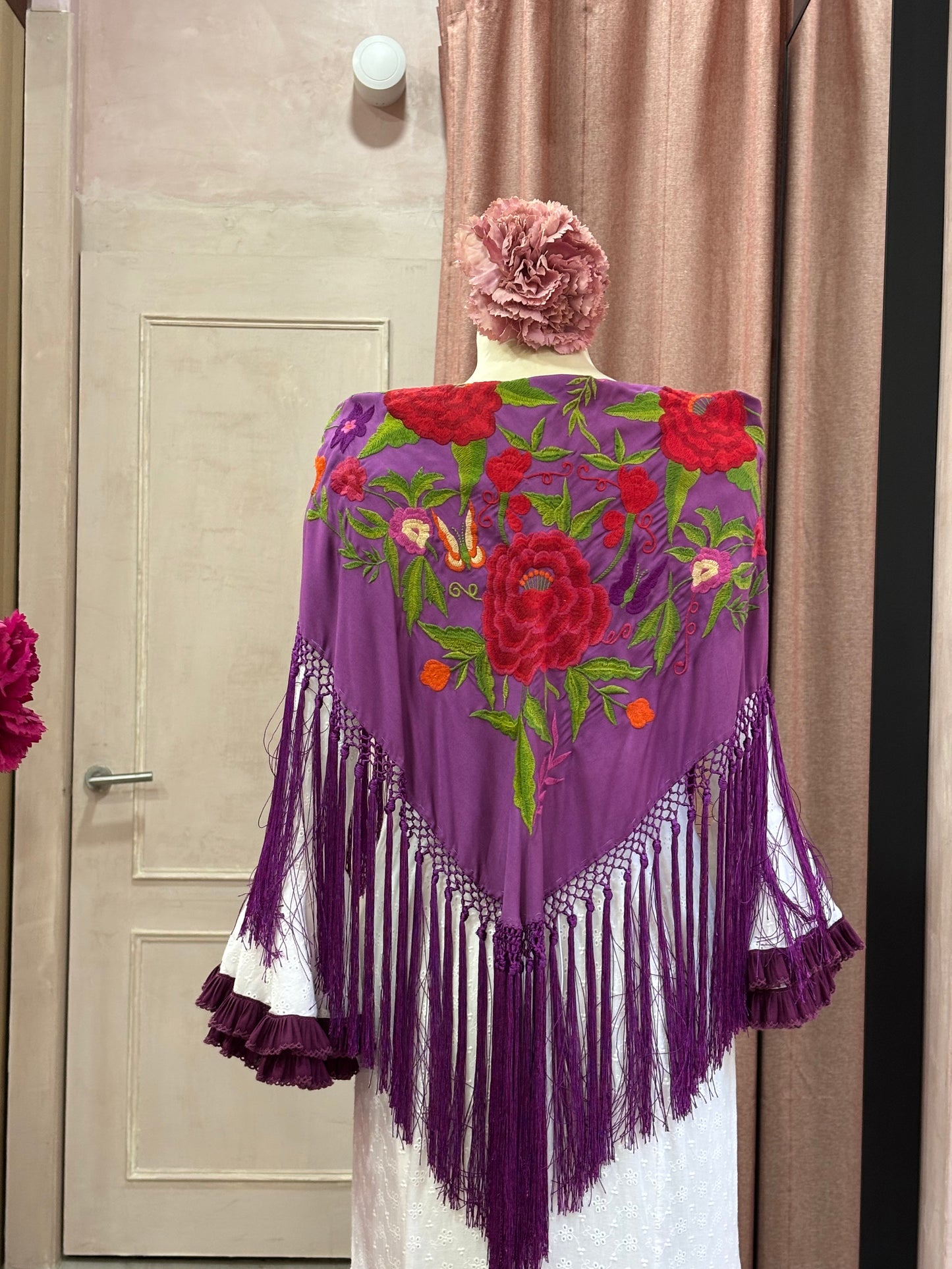 Mantoncillo buganvilla con flores rojas bordado en algodón.