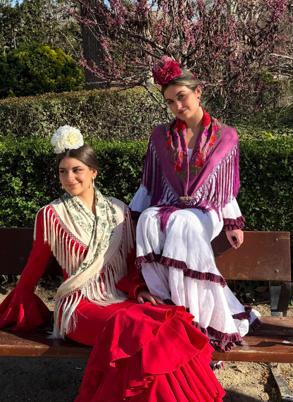 Mantoncillo buganvilla con flores rojas bordado en algodón.
