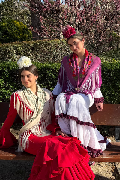 Mantoncillo buganvilla con flores rojas bordado en algodón.