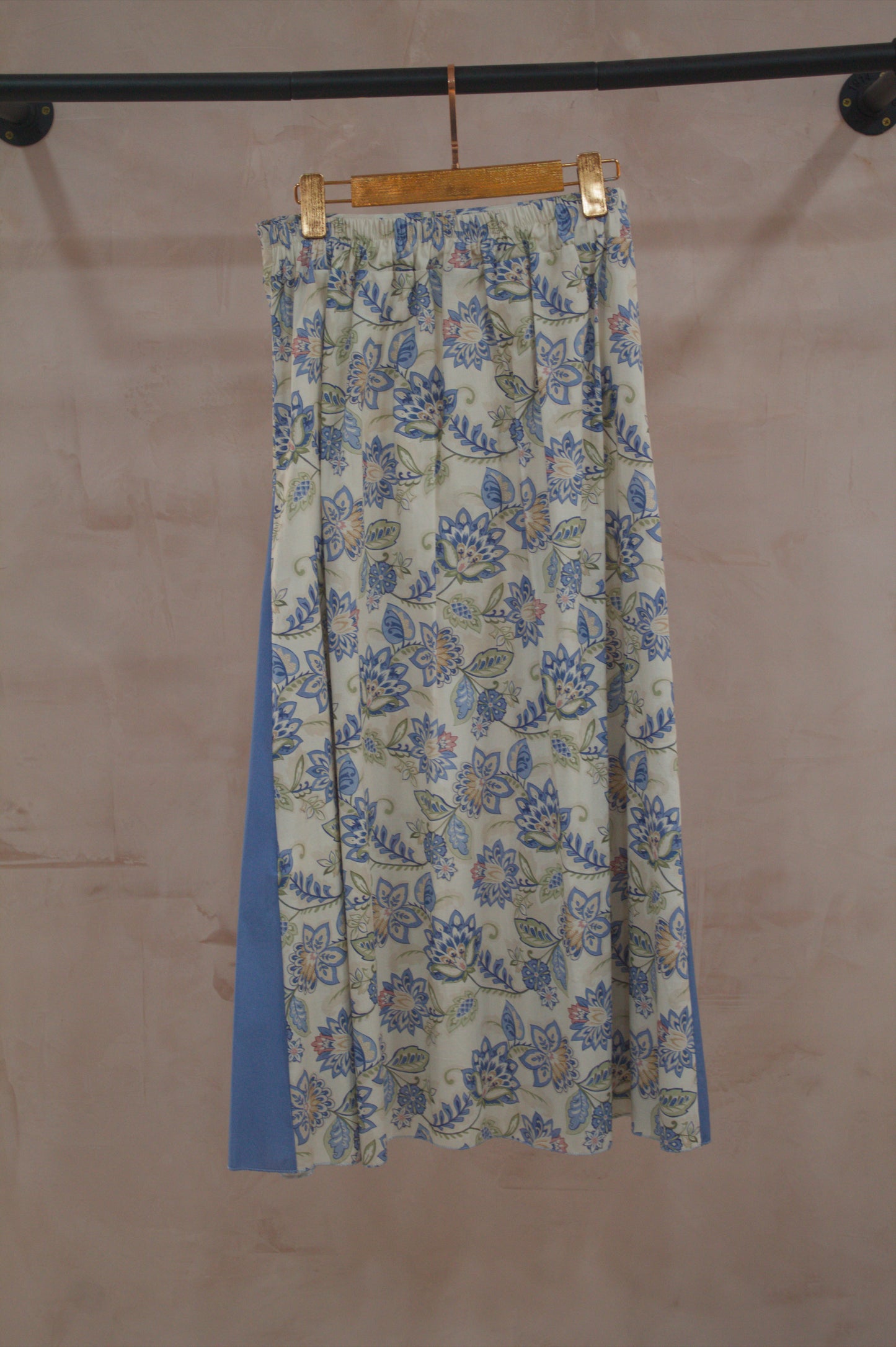 Falda midi bicolor azul y floral