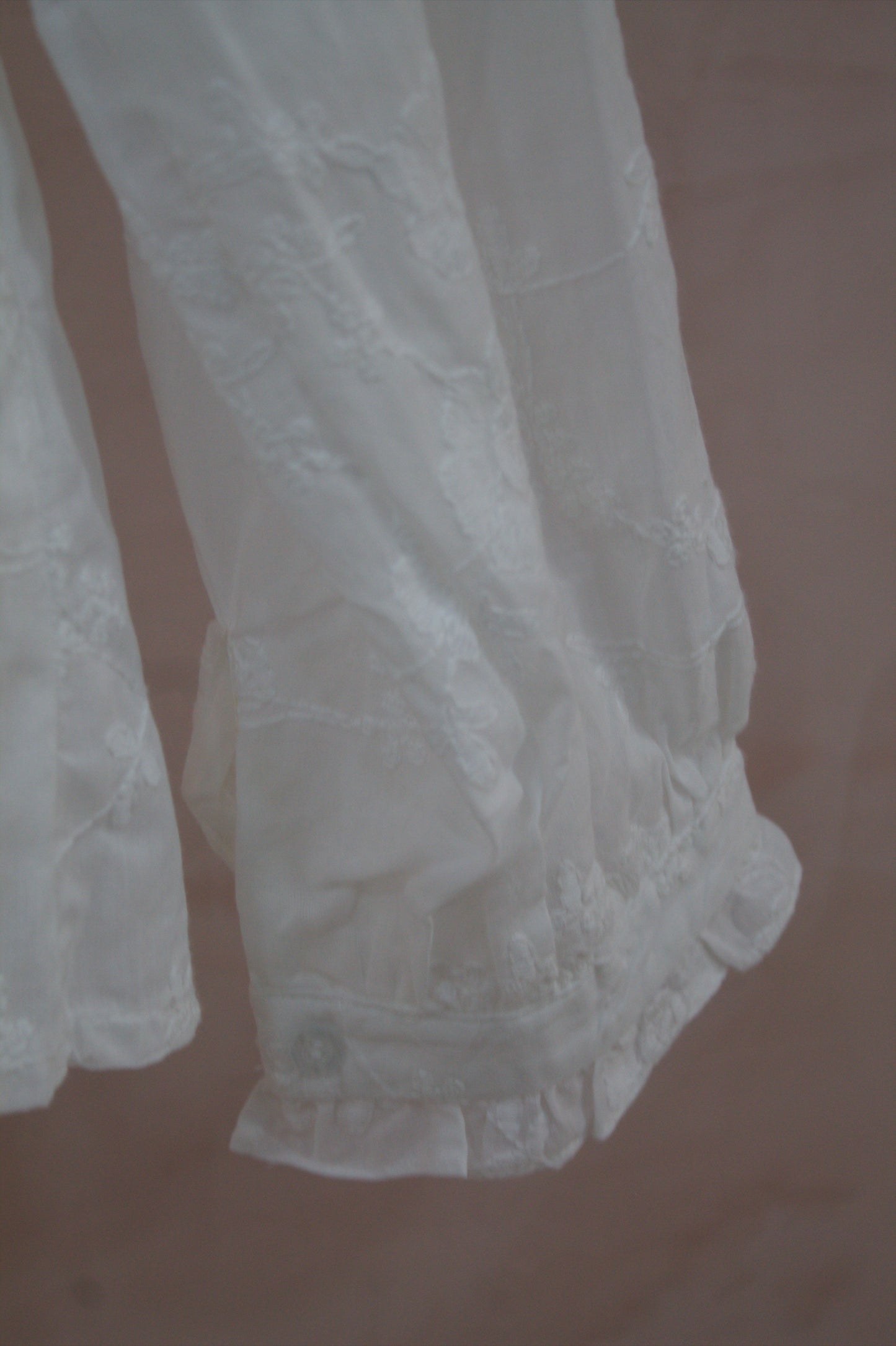 Blusa Mocambo blanca bordada con lazo