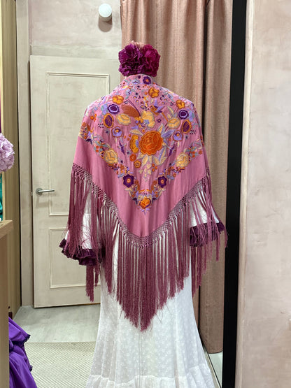 Mantoncillo de flamenca rosa malva bordado | Valvanuz Madrid