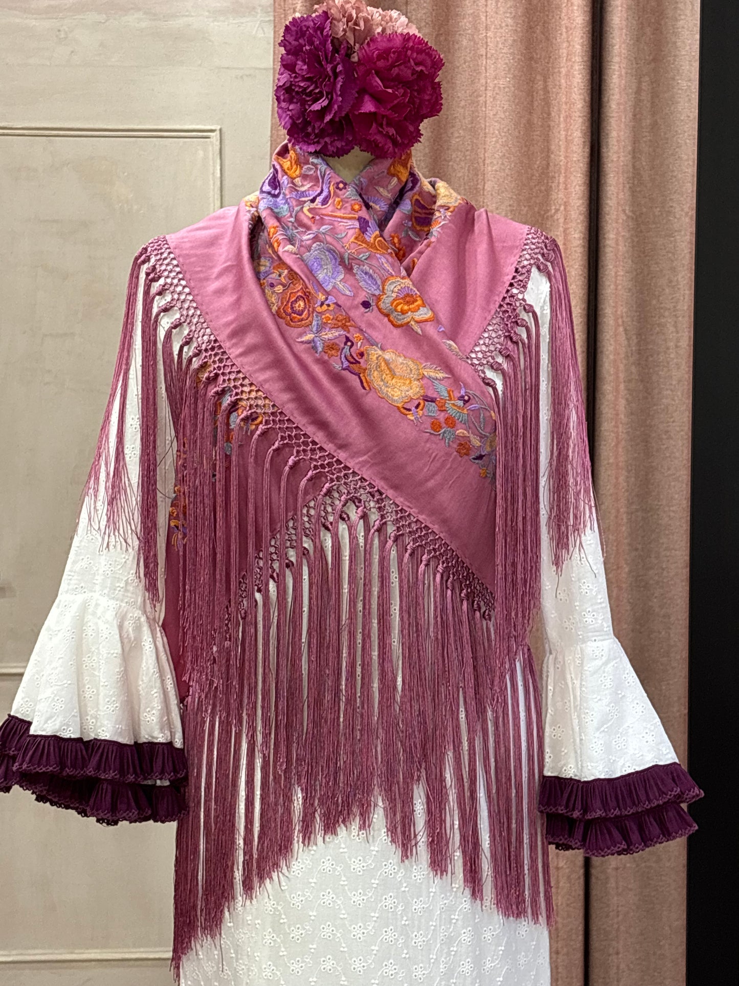 Mantoncillo de flamenca rosa malva bordado | Valvanuz Madrid