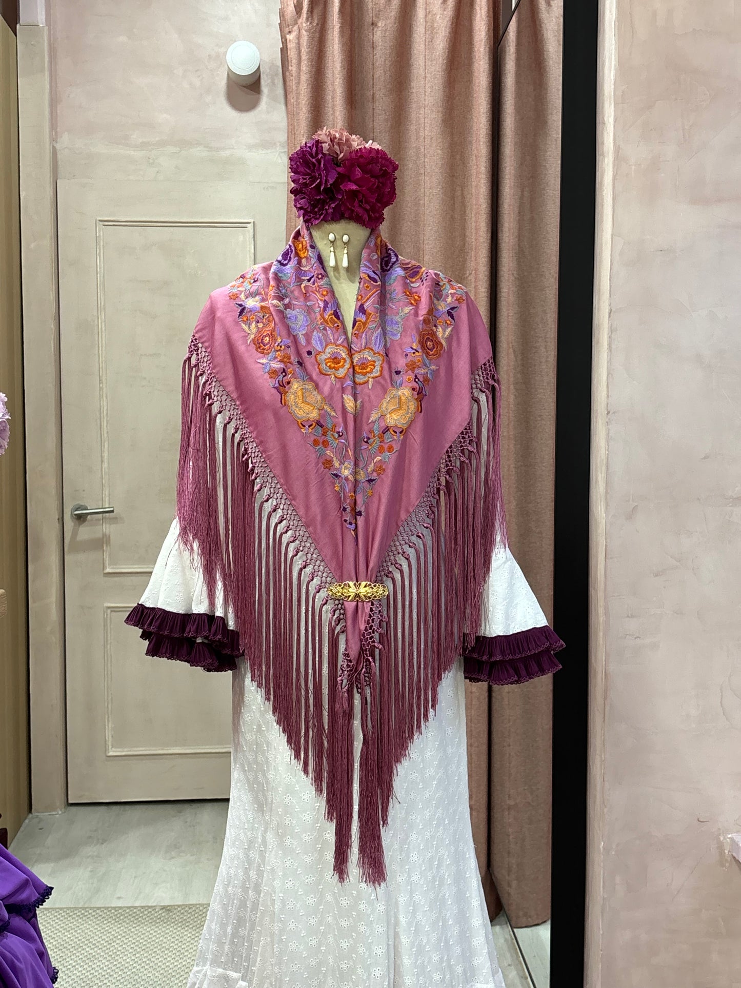 Mantoncillo de flamenca rosa malva bordado | Valvanuz Madrid