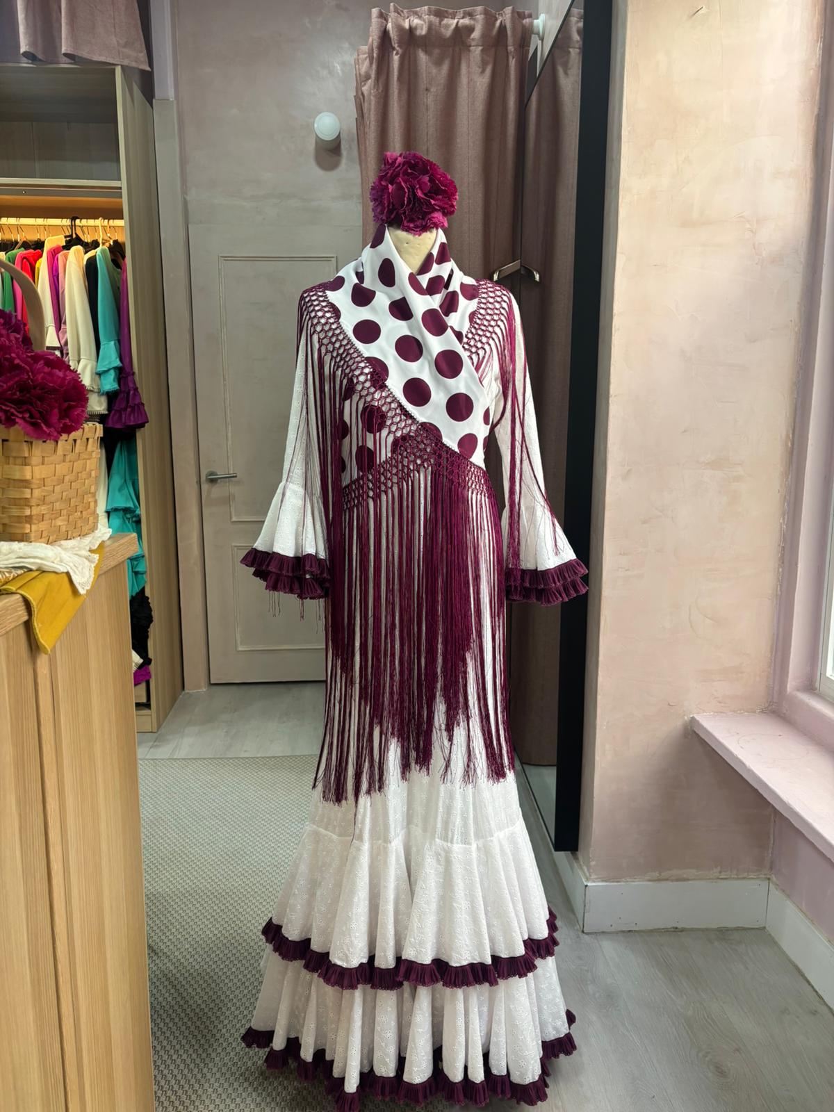 Mantoncillo de flamenca blanco con lunares burdeos | Valvanuz Madrid
