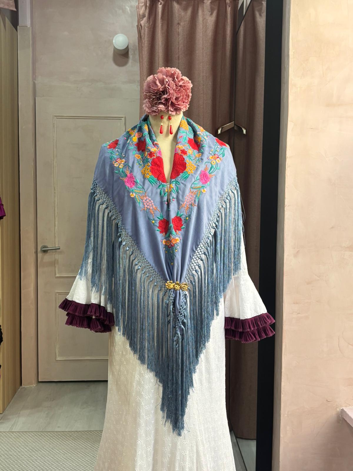 Mantoncillo de flamenca azul bordado con flecos | Valvanuz Madrid