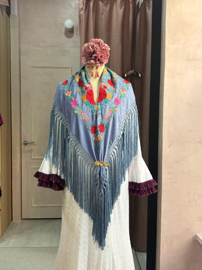 Mantoncillo de flamenca azul bordado con flecos | Valvanuz Madrid