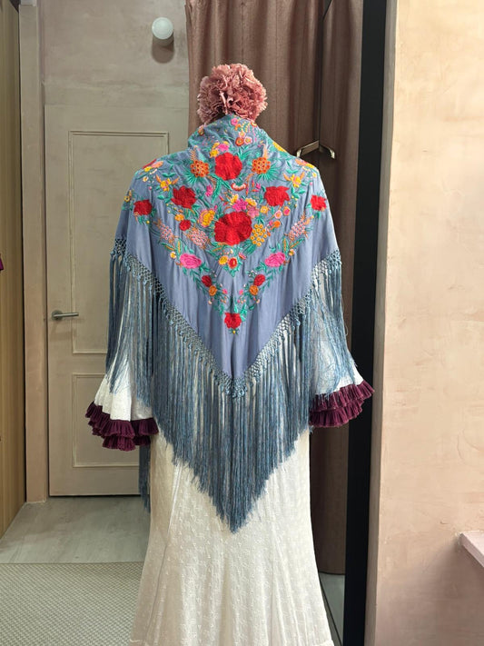 Mantoncillo de flamenca azul bordado con flecos | Valvanuz Madrid