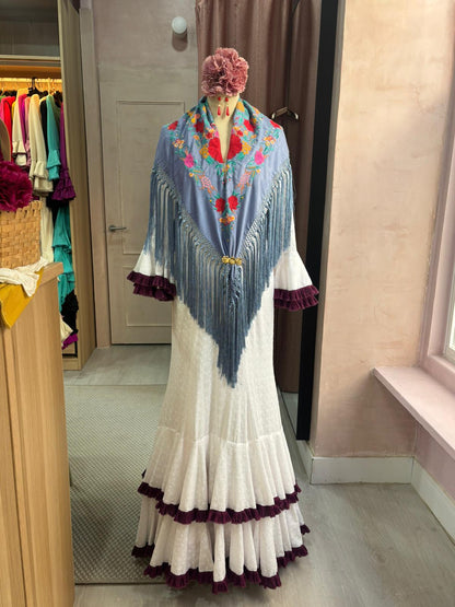Mantoncillo de flamenca azul bordado con flecos | Valvanuz Madrid