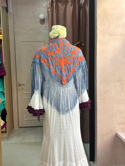 Mantoncillo de flamenca azul con bordado naranja | Valvanuz Madrid