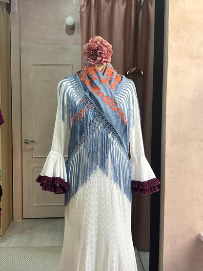 Mantoncillo de flamenca azul con bordado naranja | Valvanuz Madrid