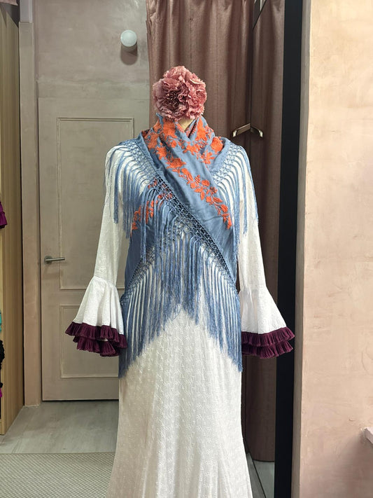 Mantoncillo de flamenca azul con bordado naranja | Valvanuz Madrid