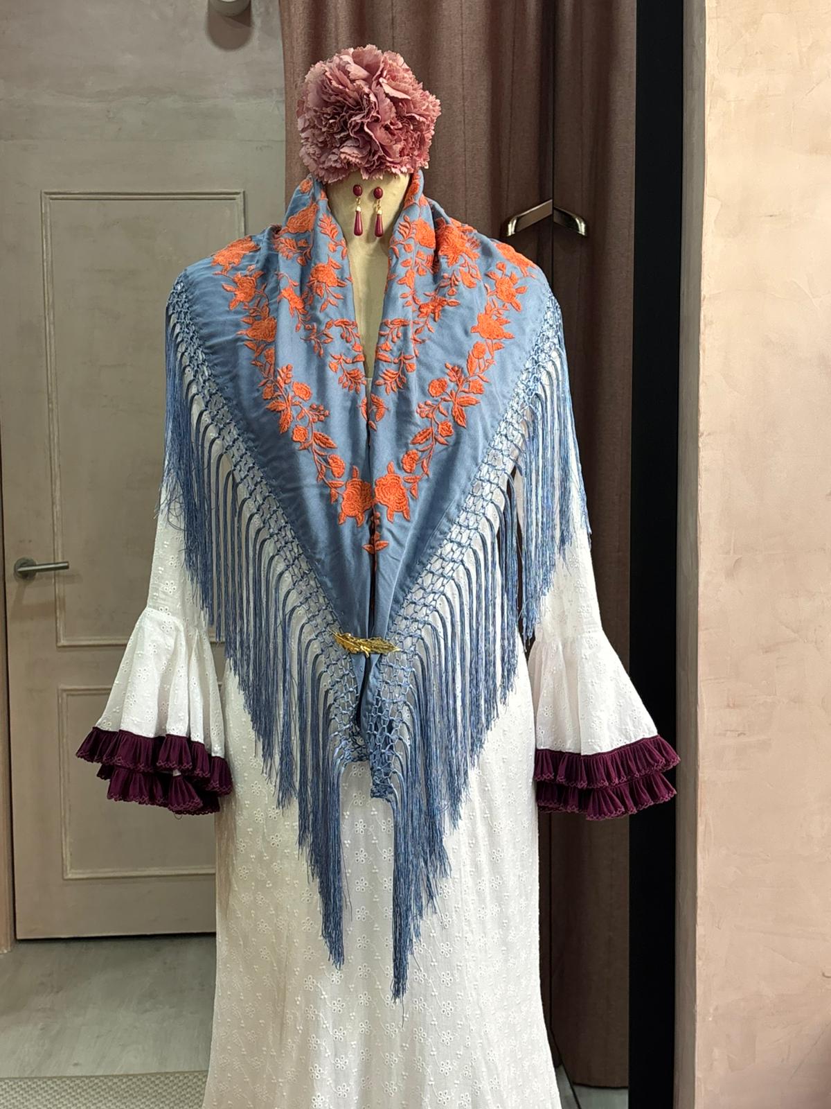 Mantoncillo de flamenca azul con bordado naranja | Valvanuz Madrid