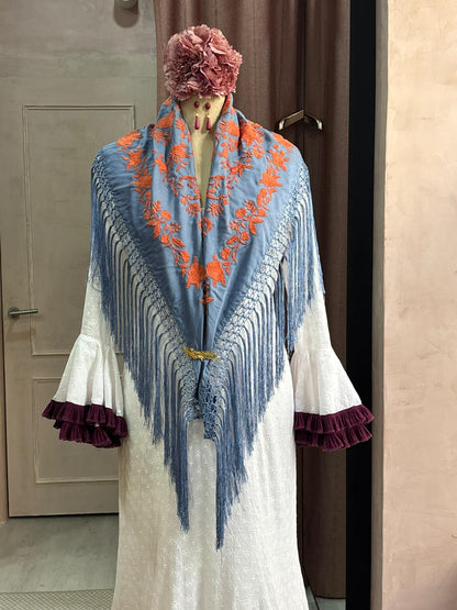 Mantoncillo de flamenca azul con bordado naranja | Valvanuz Madrid