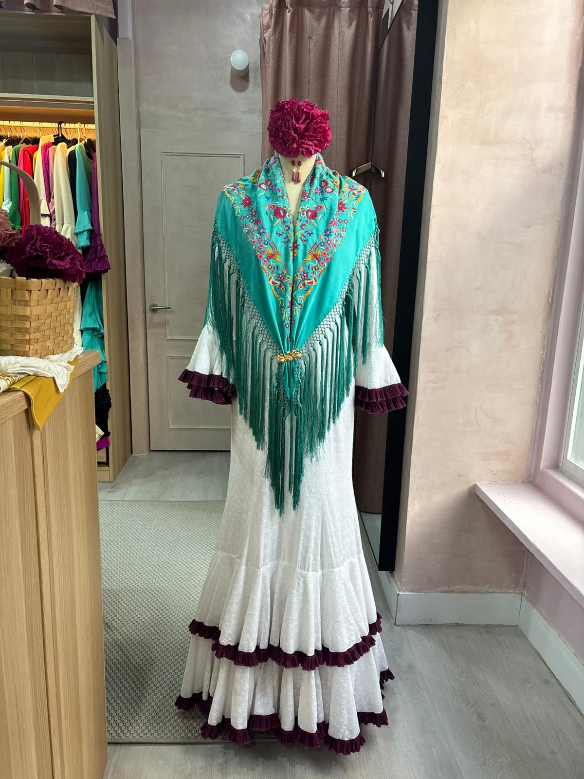 Mantoncillo de flamenca turquesa bordado | Valvanuz Madrid