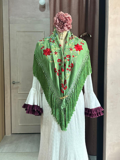 Mantoncillo flamenca verde bordado en seda | Valvanuz Madrid