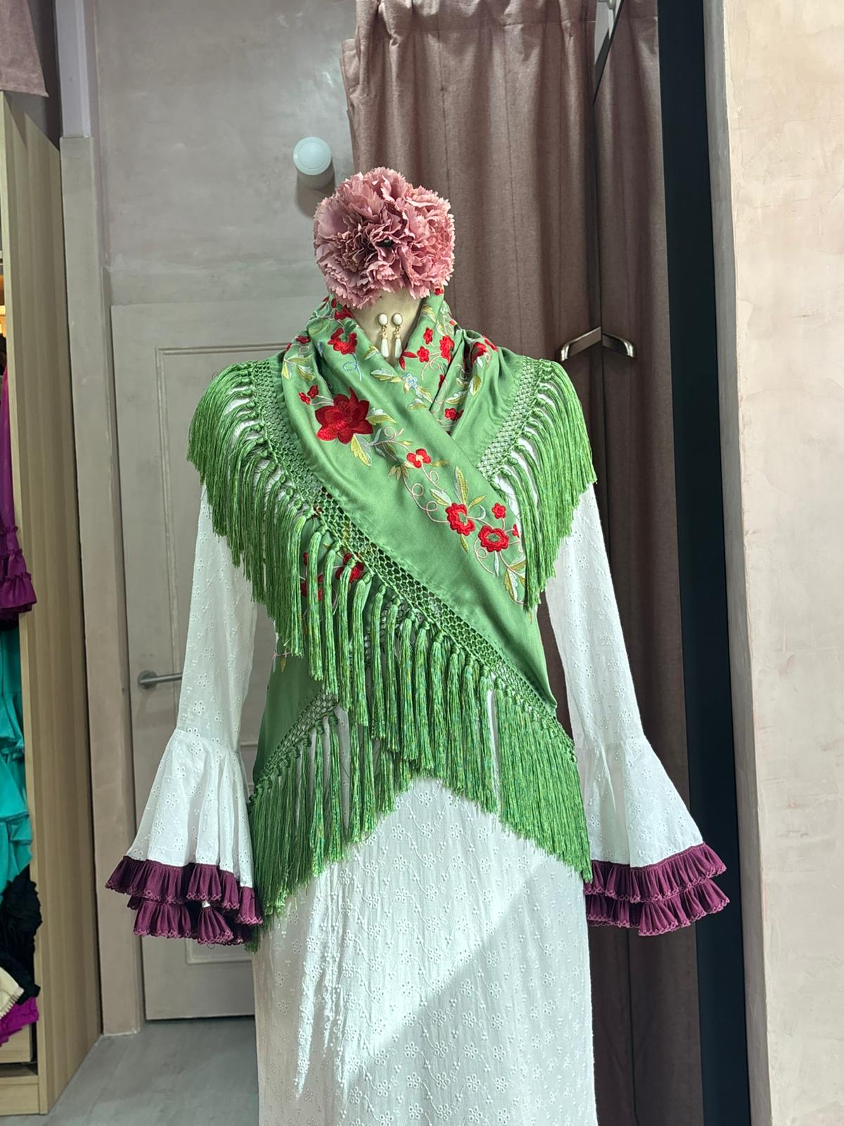Mantoncillo flamenca verde bordado en seda | Valvanuz Madrid