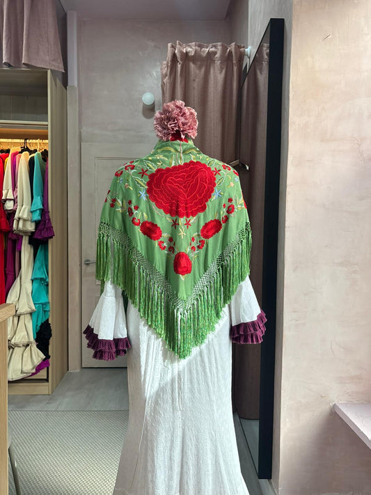 Mantoncillo flamenca verde bordado en seda | Valvanuz Madrid