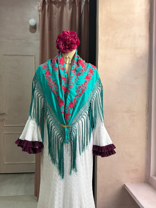 Mantoncillo flamenca turquesa bordado fucsia | Valvanuz Madrid