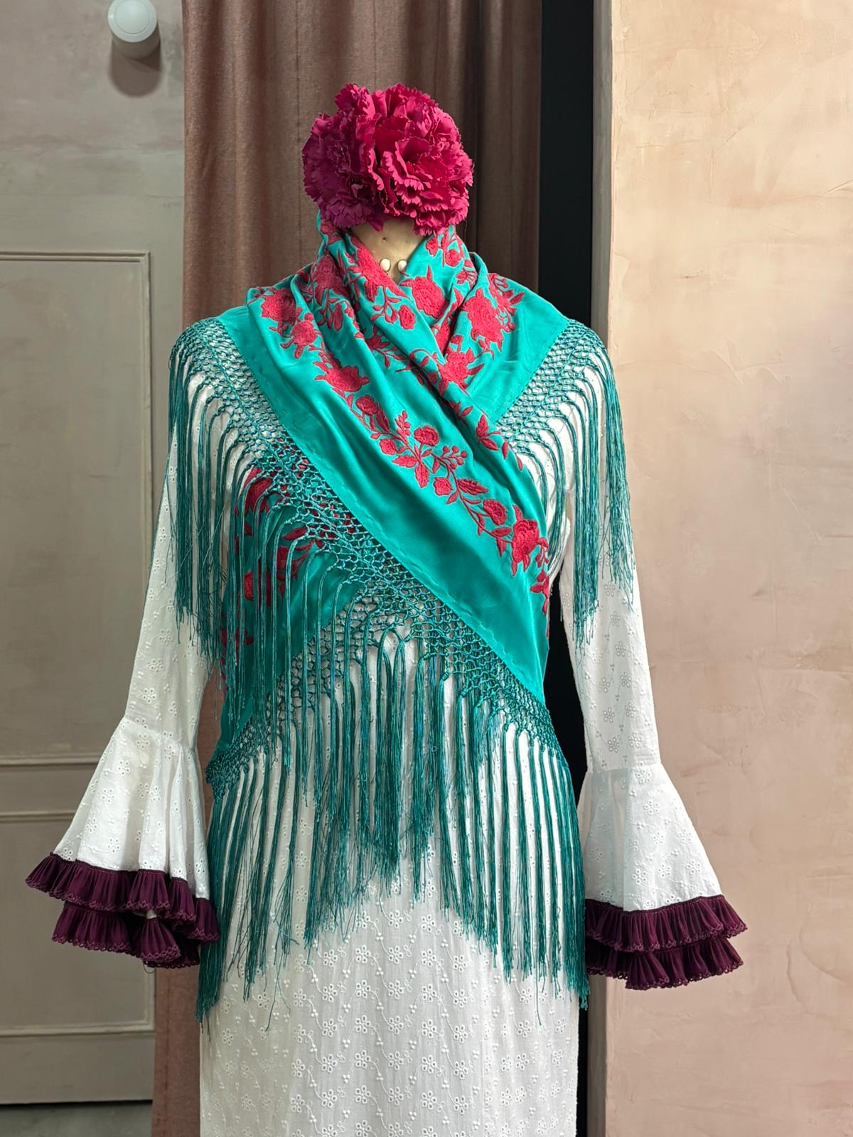 Mantoncillo flamenca turquesa bordado fucsia | Valvanuz Madrid